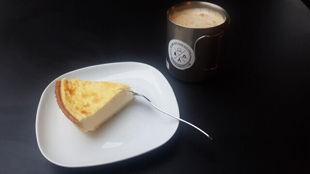 Symbolbild, Käsekuchen und tasse Cafe mit viel Crema 