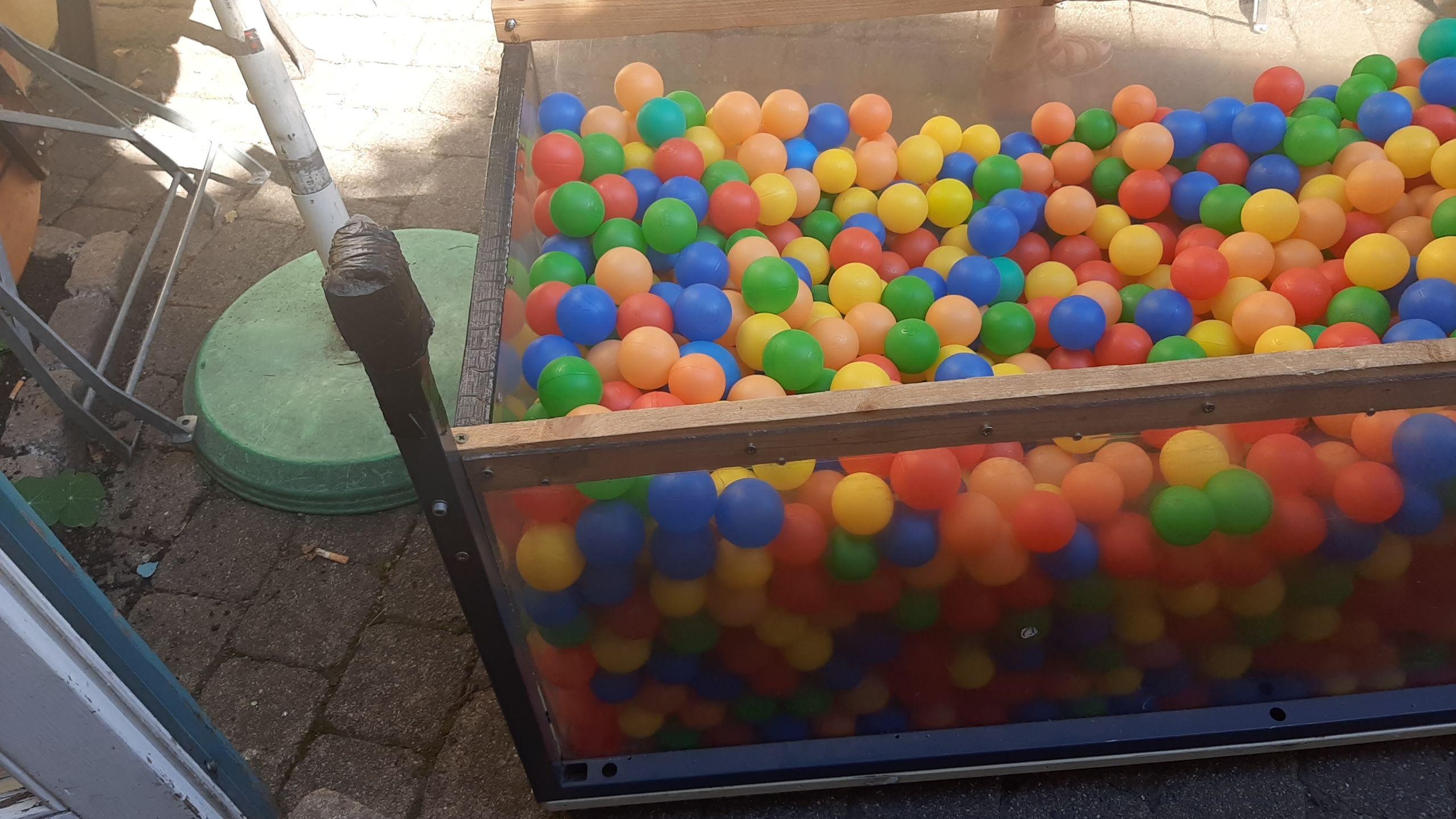 Mobiles cccfr Bällebad vor das strandcafe gerollt