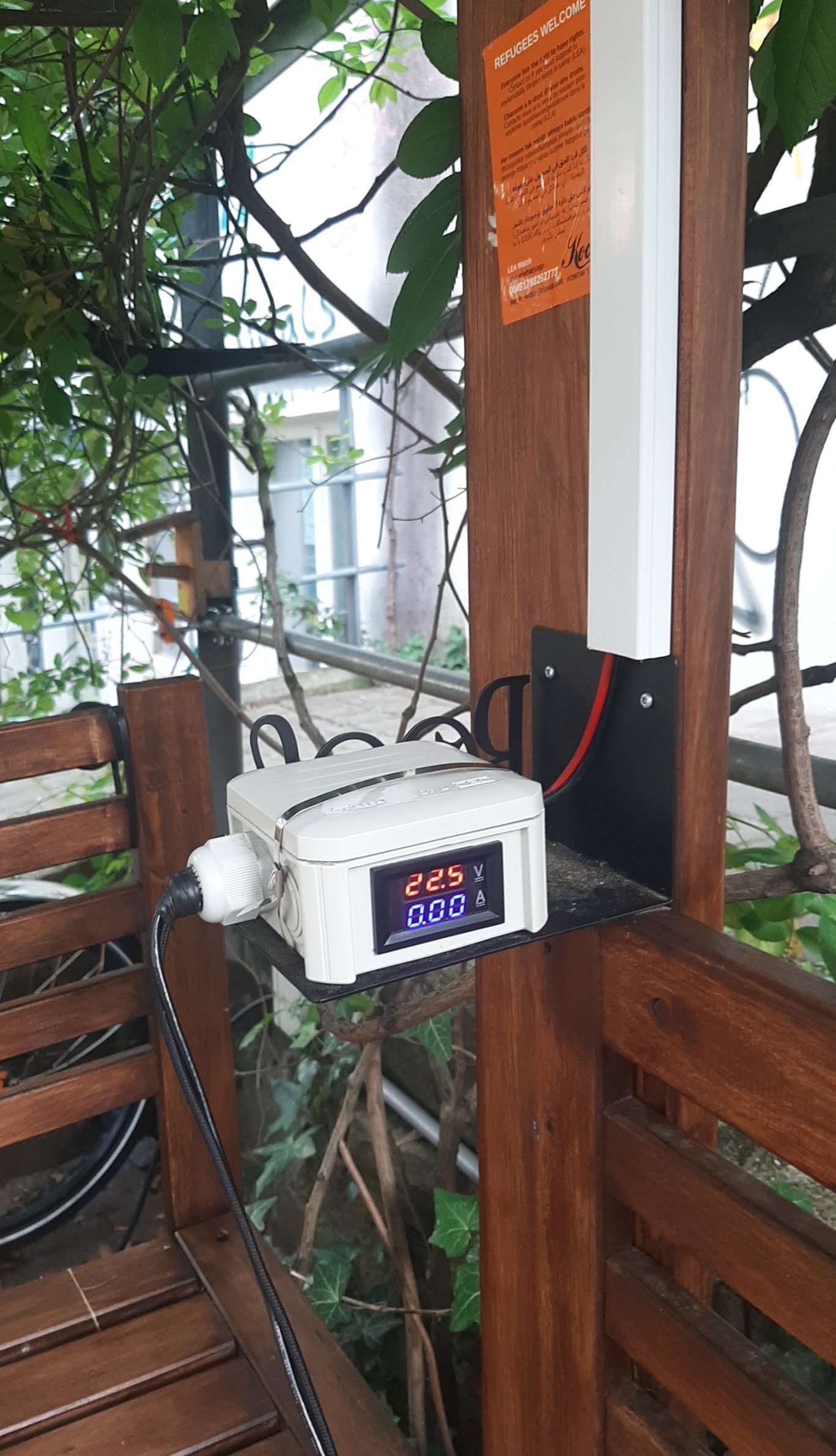 Anzeige öffentliche solartankstelle, hier 22v auf 0 ampere