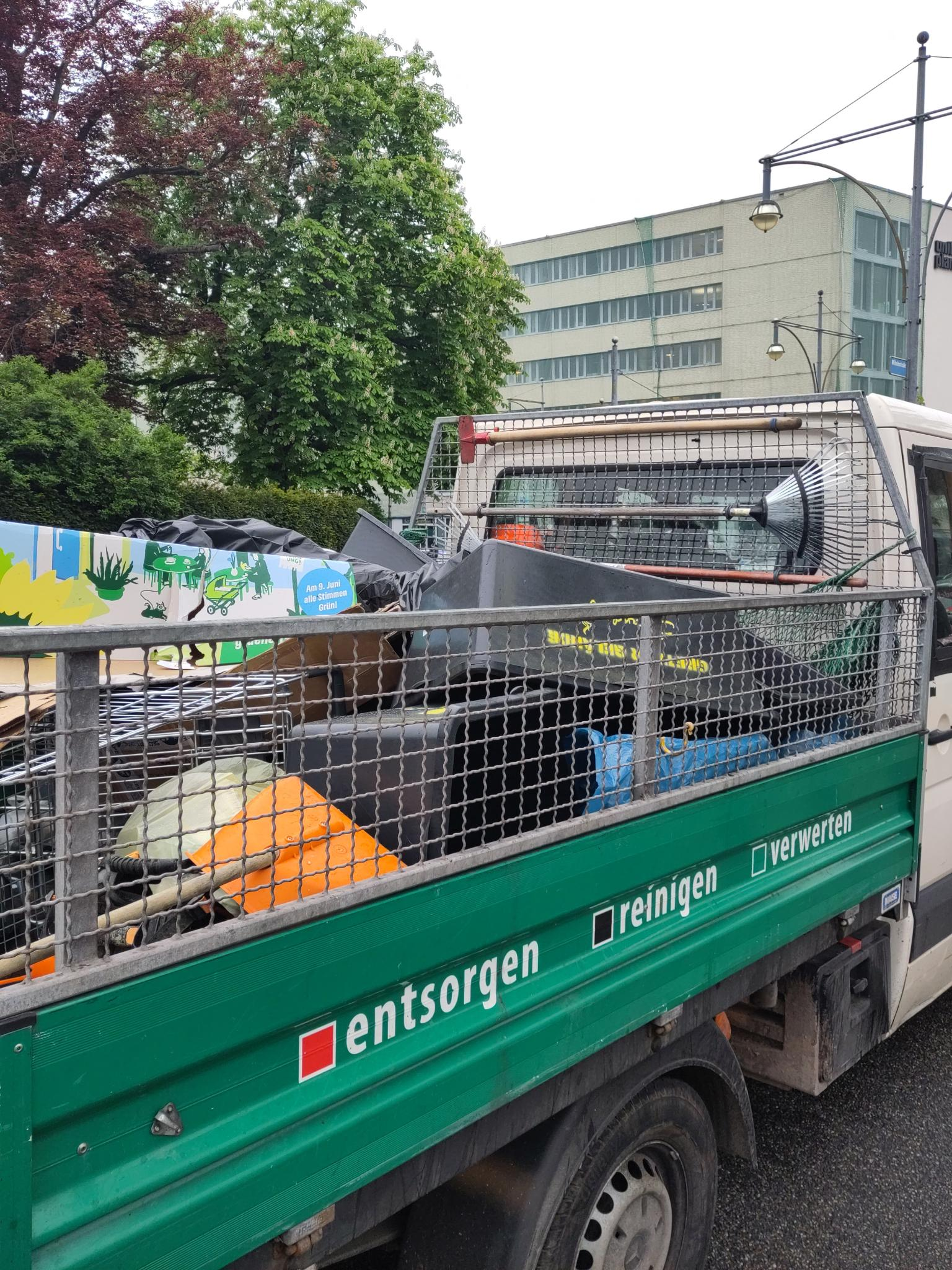 ASF Müllabfuhr Auto - offene Ladefläche mit den vom Grether bereit gestellten Bauwannen für den 1. Mai