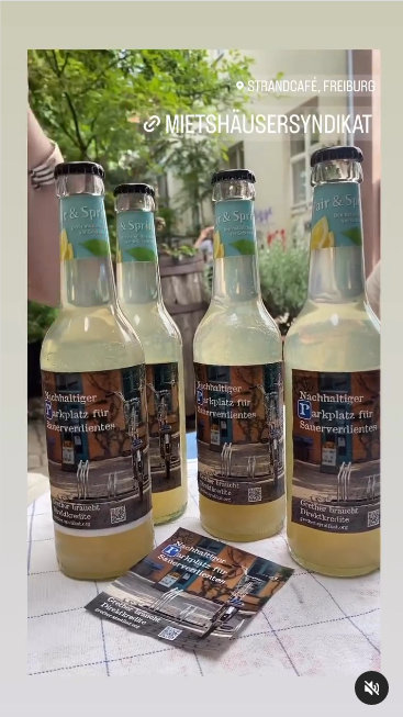 Flaschen umeticketieren vor dem Strandcafe. Werbung für Direktkredite auf dem Grether Gelände - Grether Süd - Grether Ost